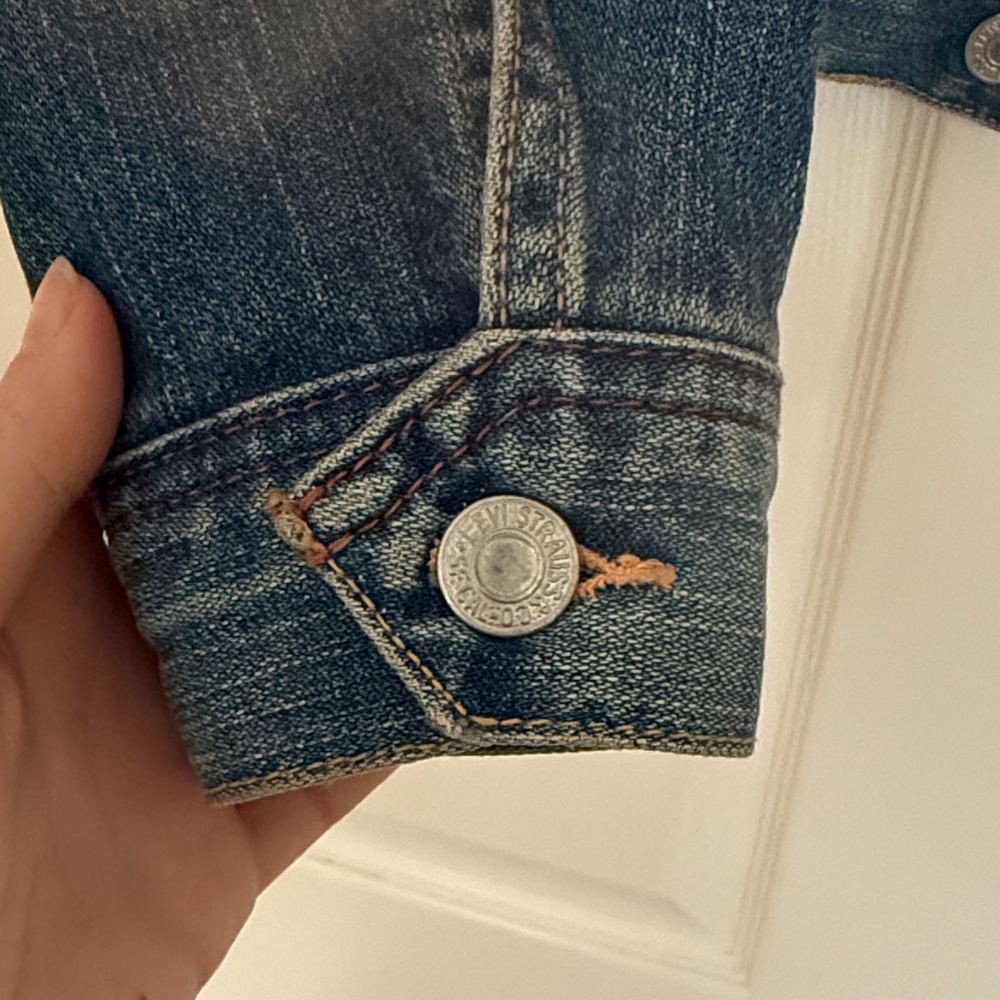 Levi's Women's Classic Blue Jean Jacket - Picture 4 of 9